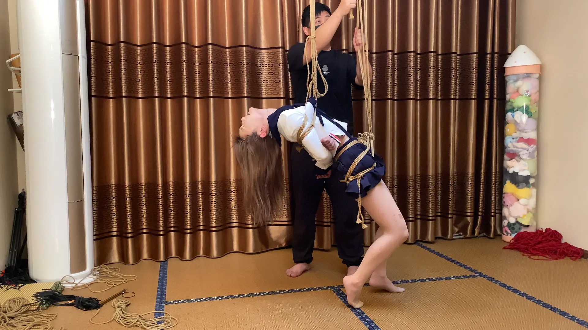 幼师闫软软 股绳 极限驷马倒吊 被绳师按腿上打屁股 幼师闫软软 股绳 极限驷马倒吊 被绳师按腿上打屁股