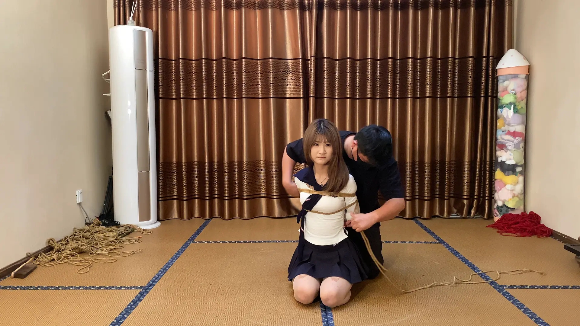 幼师闫软软 股绳 极限驷马倒吊 被绳师按腿上打屁股 幼师闫软软 股绳 极限驷马倒吊 被绳师按腿上打屁股