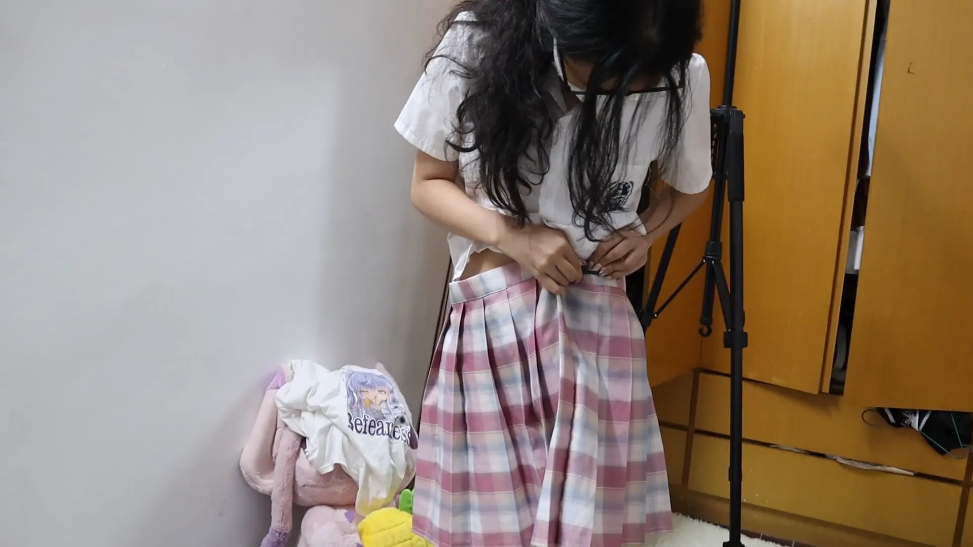 【荷仙少女剧情】【优异眼镜少女兼职的噩梦】虞琳是一名想兼职模特的高挑女学生,来到拍摄房间里,脱下牛仔裤,换上可爱衣服裙子后刚拍动作就被坏人叔叔迷晕,醒来后发现自己被双手吊着绑了起来,这发现对方是调教女 【荷仙少女剧情】【优异眼镜少女兼职的噩梦】虞琳是一名想兼职模特的高挑女学生,来到拍摄房间里,脱下牛仔裤,换上可爱衣服裙子后刚拍动作就被坏人叔叔迷晕,醒来后发现自己被双手吊着绑了起来,这发现对方是调教女