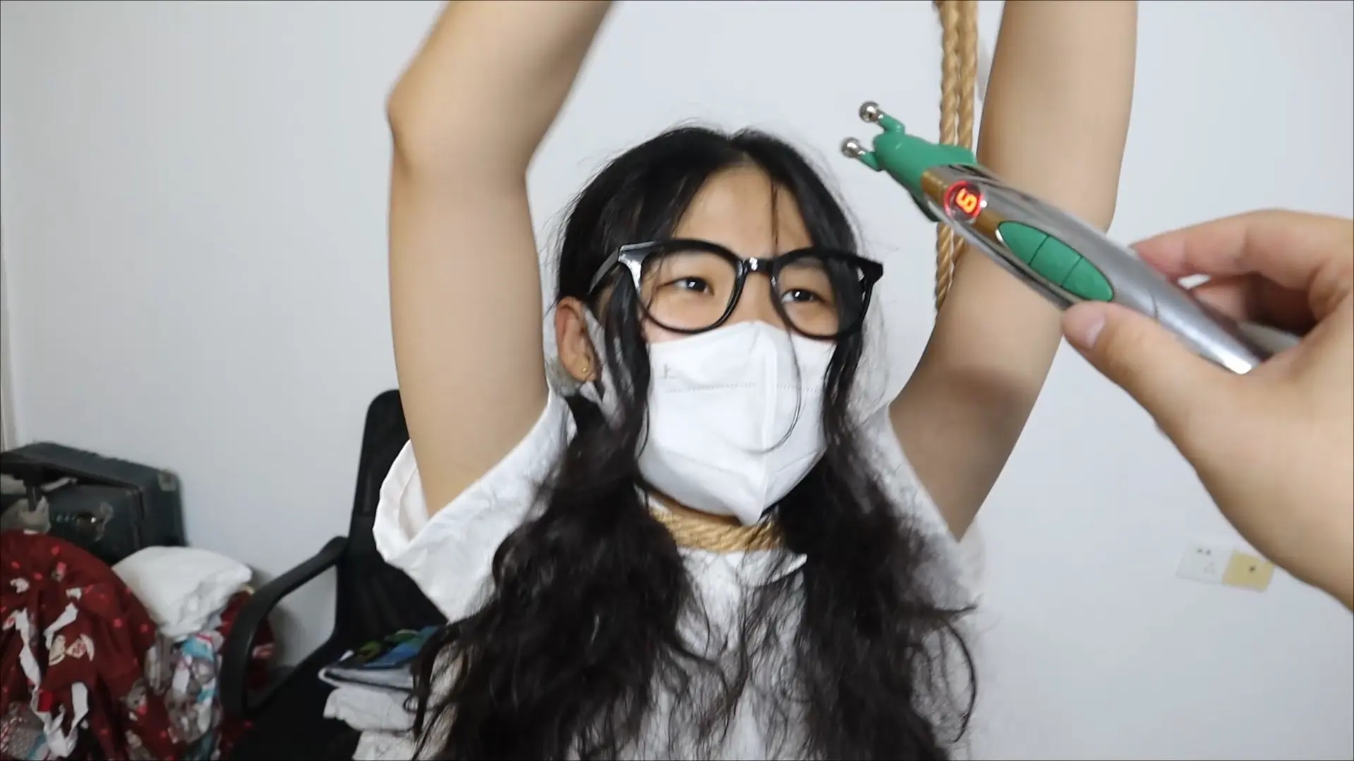 【荷仙少女剧情】【优异眼镜少女兼职的噩梦】虞琳是一名想兼职模特的高挑女学生,来到拍摄房间里,脱下牛仔裤,换上可爱衣服裙子后刚拍动作就被坏人叔叔迷晕,醒来后发现自己被双手吊着绑了起来,这发现对方是调教女 【荷仙少女剧情】【优异眼镜少女兼职的噩梦】虞琳是一名想兼职模特的高挑女学生,来到拍摄房间里,脱下牛仔裤,换上可爱衣服裙子后刚拍动作就被坏人叔叔迷晕,醒来后发现自己被双手吊着绑了起来,这发现对方是调教女