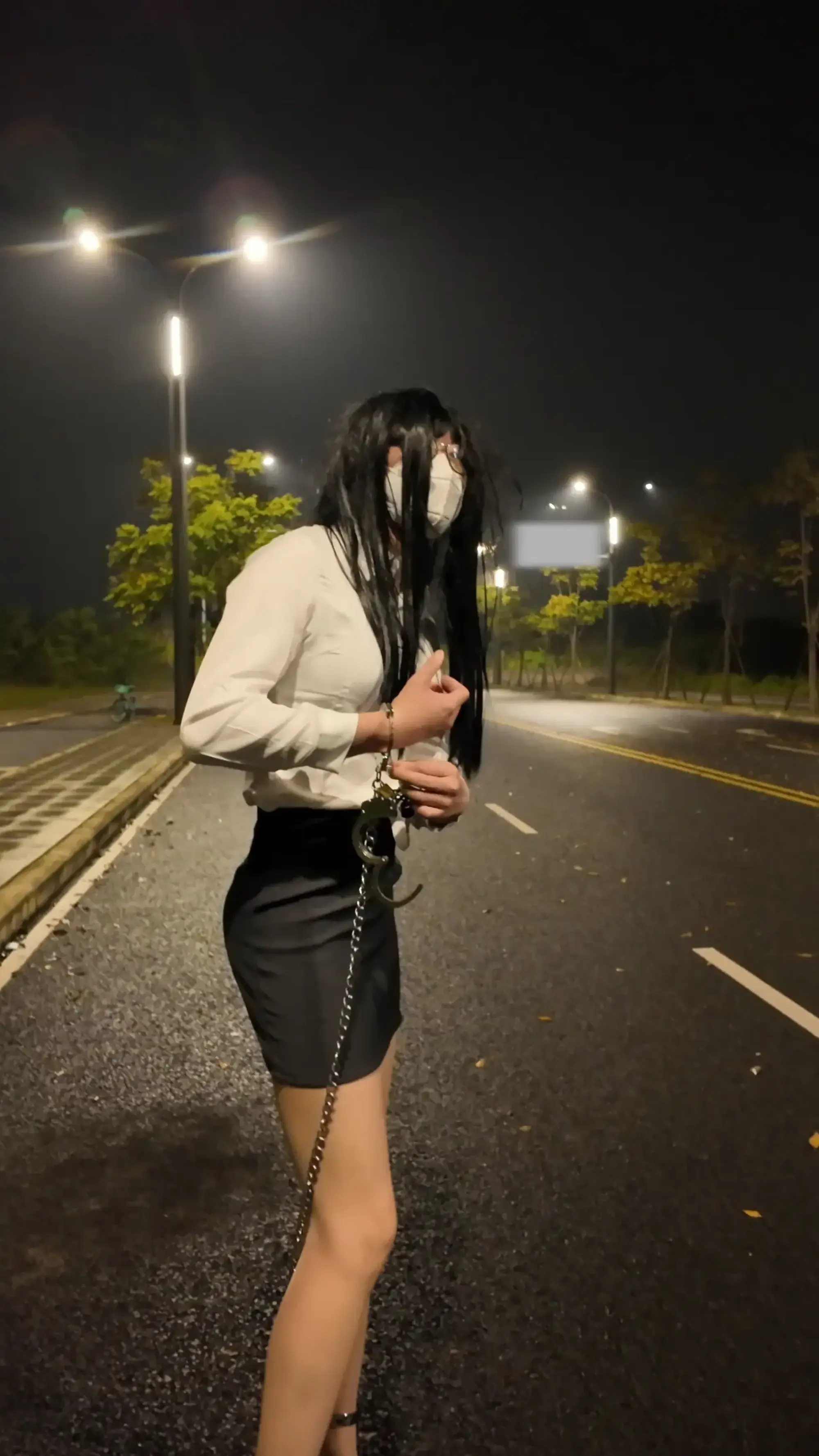 户外肉丝OL郊狼背铐过马路挑战SubM