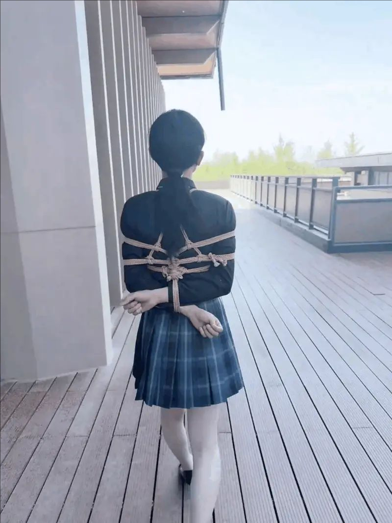 【冥想原创】驷马开车带到公园里玩,全身紧缚在人来人往的公园里穿行 【冥想原创】驷马开车带到公园里玩,全身紧缚在人来人往的公园里穿行