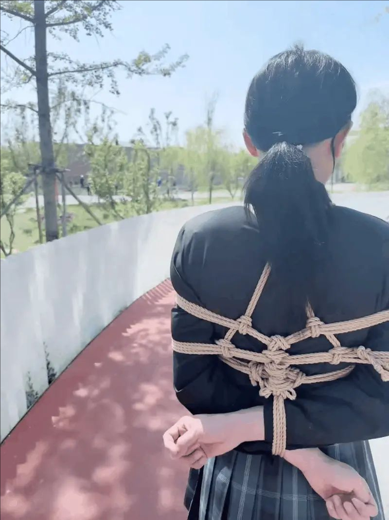 【冥想原创】驷马开车带到公园里玩,全身紧缚在人来人往的公园里穿行 【冥想原创】驷马开车带到公园里玩,全身紧缚在人来人往的公园里穿行