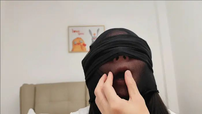 脱下小姐姐的黑丝，用来堵住她的樱桃小口....