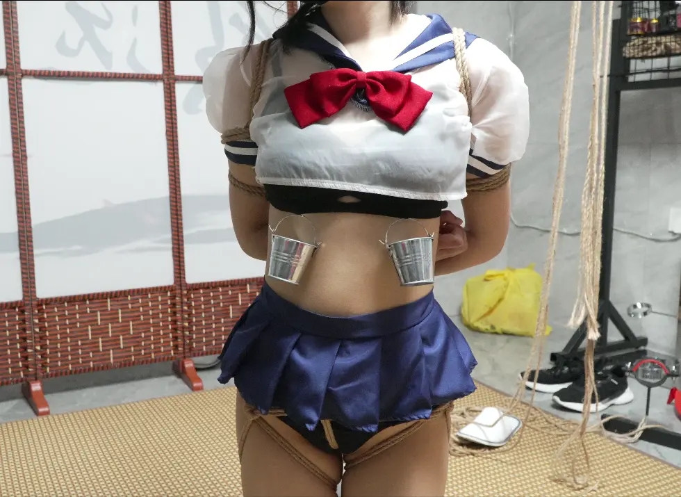 学生装白袜跪地吊脚水桶乳夹调教!水桶乳夹放置+股绳+吊脚膝盖着地+五花+打屁股SP/耳光+踩踏羞辱+挠脚心TK 学生装白袜跪地吊脚水桶乳夹调教!水桶乳夹放置+股绳+吊脚膝盖着地+五花+打屁股SP/耳光+踩踏羞辱+挠脚心TK