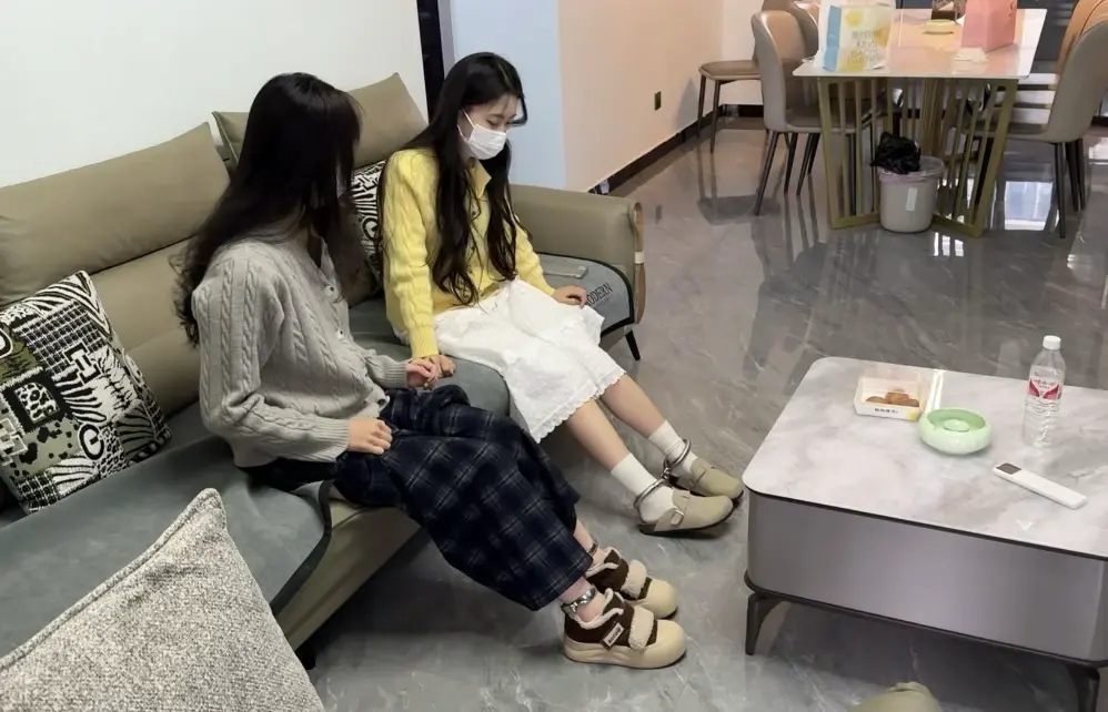 两个妹子的镣铐游戏(1) 两个妹子的镣铐游戏(1)
