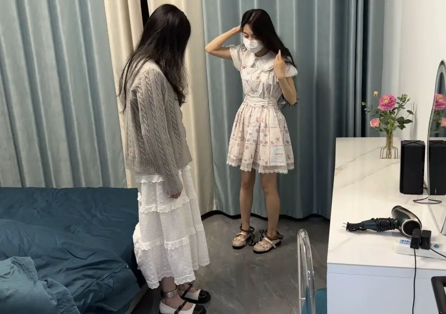 两个妹子的镣铐游戏(2)第二部 两个妹子的镣铐游戏(2)第二部