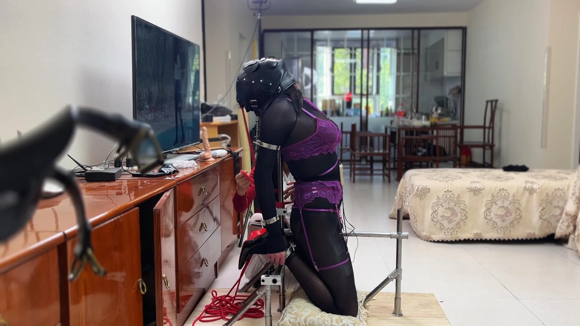 【糖糖工作室】经典金属拘束，人体家具放置跪缚，身体控制无法逃脱金属地狱，被迫进行控制训练，电击控制、皮鞭、放置、抚摸、调教....