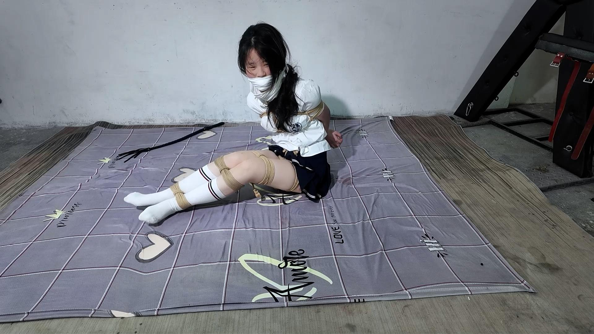《捆绑学生妹》18岁的新人清纯学生妹苏颖 《捆绑学生妹》18岁的新人清纯学生妹苏颖