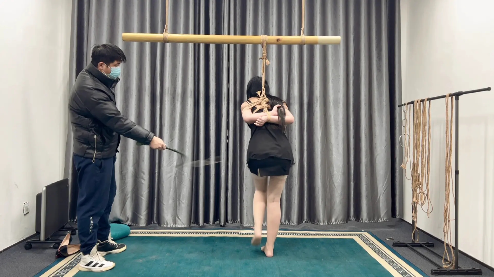 【山鬼工作室】176成熟少妇换上黑色情趣勾引主人,把手吊起来,拿各种鞭子抽胸抽屁股,抽大腿,又被单腿吊起来,带上口球,最后绑成m腿,继续玩母狗,不断失禁 【山鬼工作室】176成熟少妇换上黑色情趣勾引主人,把手吊起来,拿各种鞭子抽胸抽屁股,抽大腿,又被单腿吊起来,带上口球,最后绑成m腿,继续玩母狗,不断失禁