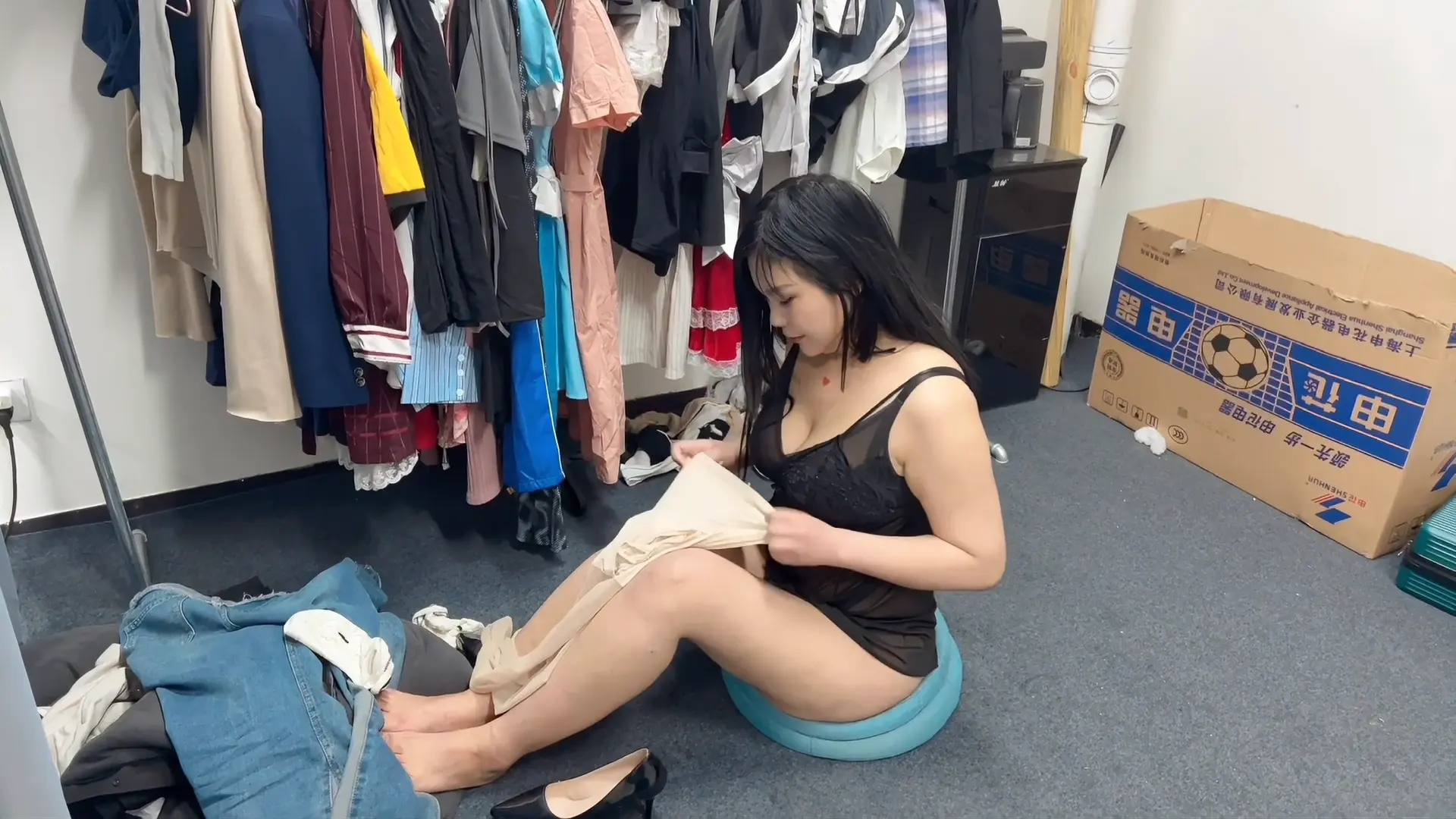 【山鬼工作室】176成熟少妇换上黑色情趣勾引主人,把手吊起来,拿各种鞭子抽胸抽屁股,抽大腿,又被单腿吊起来,带上口球,最后绑成m腿,继续玩母狗,不断失禁 【山鬼工作室】176成熟少妇换上黑色情趣勾引主人,把手吊起来,拿各种鞭子抽胸抽屁股,抽大腿,又被单腿吊起来,带上口球,最后绑成m腿,继续玩母狗,不断失禁