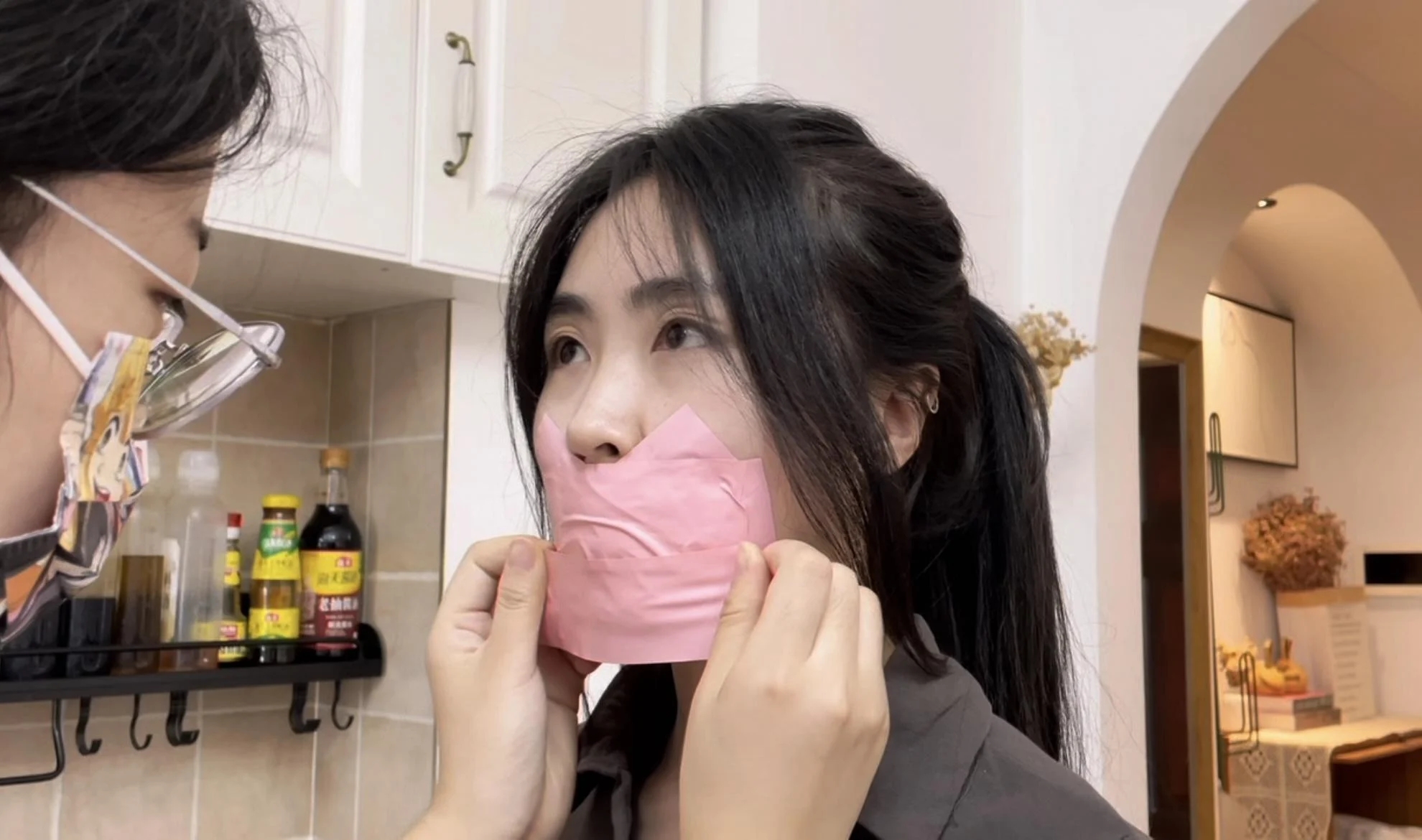 【缚艺录】【小敏定拍】驷马下的红绳与白袜,更搭配,粉丝胶带封嘴~ 【缚艺录】【小敏定拍】驷马下的红绳与白袜,更搭配,粉丝胶带封嘴~