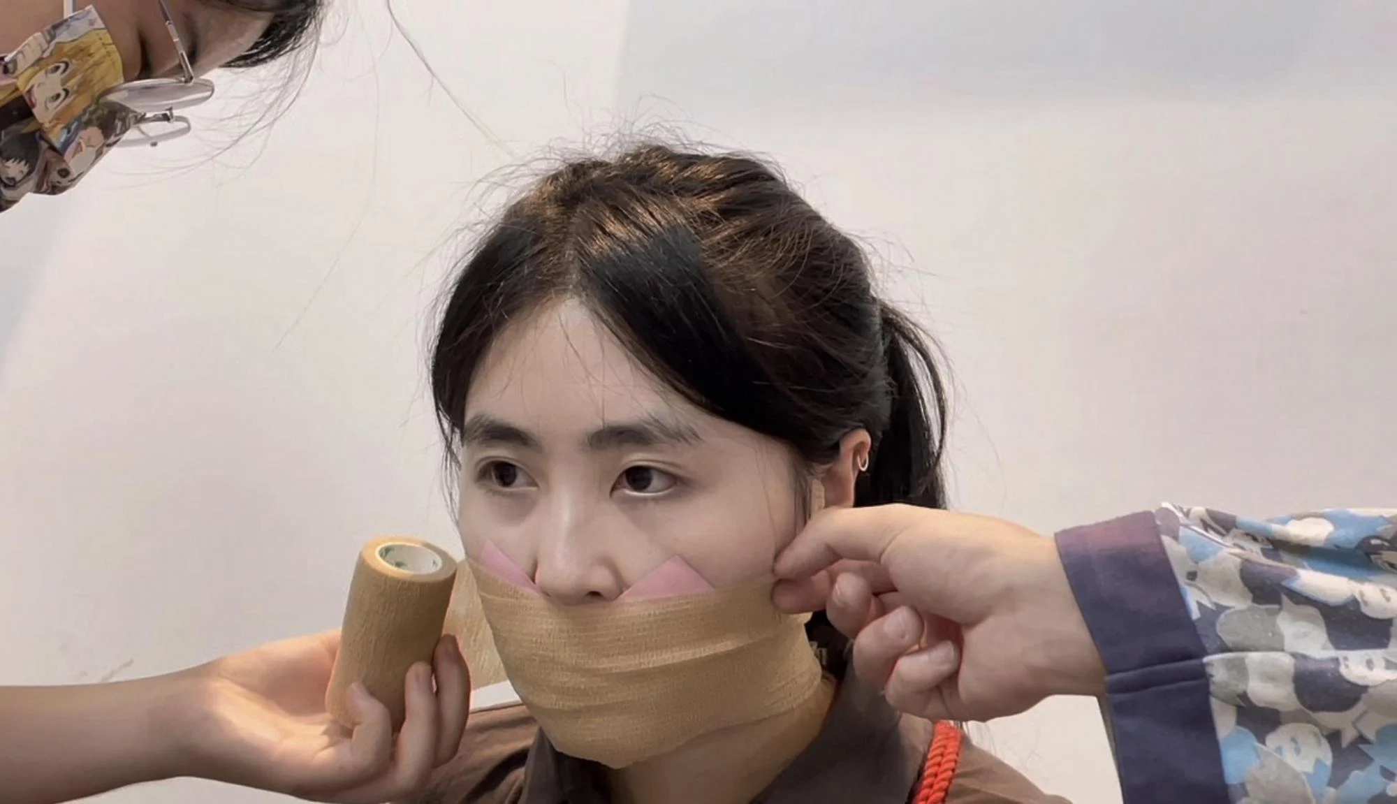 【缚艺录】【小敏定拍】驷马下的红绳与白袜,更搭配,粉丝胶带封嘴~ 【缚艺录】【小敏定拍】驷马下的红绳与白袜,更搭配,粉丝胶带封嘴~