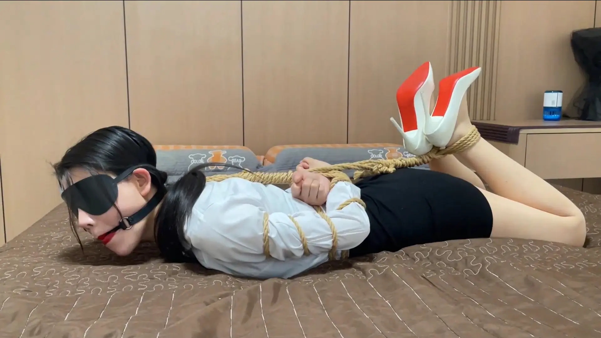 【云雀定拍】《不自量力的女飞贼 上》女特工居家自缚太过大意,女飞贼趁虚而入将其迷晕并捆绑玩弄 【云雀定拍】《不自量力的女飞贼 上》女特工居家自缚太过大意,女飞贼趁虚而入将其迷晕并捆绑玩弄
