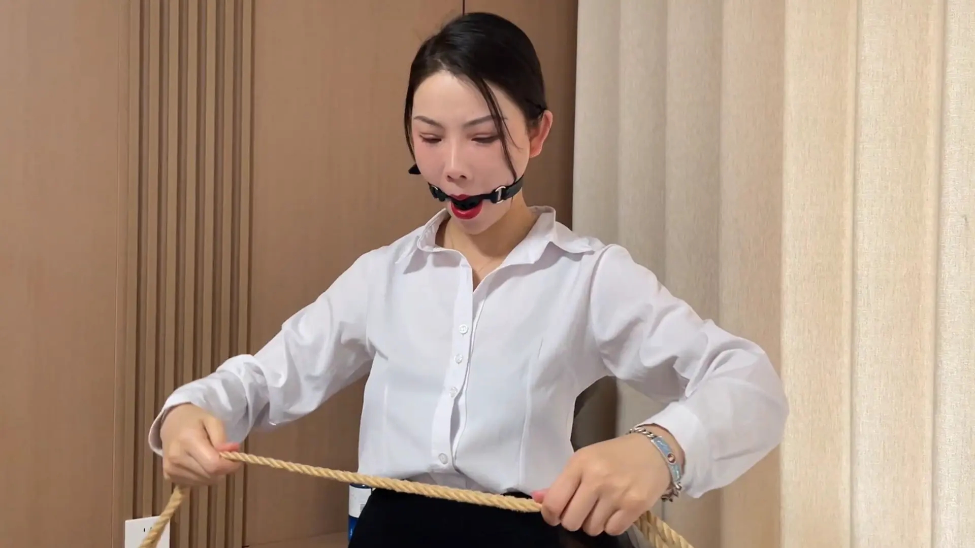【云雀定拍】《不自量力的女飞贼 上》女特工居家自缚太过大意,女飞贼趁虚而入将其迷晕并捆绑玩弄 【云雀定拍】《不自量力的女飞贼 上》女特工居家自缚太过大意,女飞贼趁虚而入将其迷晕并捆绑玩弄