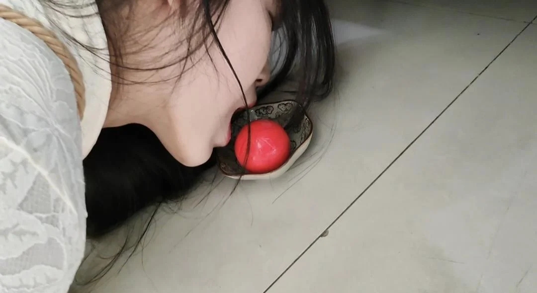沐思受邀请参加挑战活动,要求日式紧缚 ,用手拿到桌上的卡和用嘴咬住地上的球,挑战成功奖励刷子刷脚~膝盖都紫了愣是一声不吭坚持拍完,演技非常好 沐思受邀请参加挑战活动,要求日式紧缚 ,用手拿到桌上的卡和用嘴咬住地上的球,挑战成功奖励刷子刷脚~膝盖都紫了愣是一声不吭坚持拍完,演技非常好