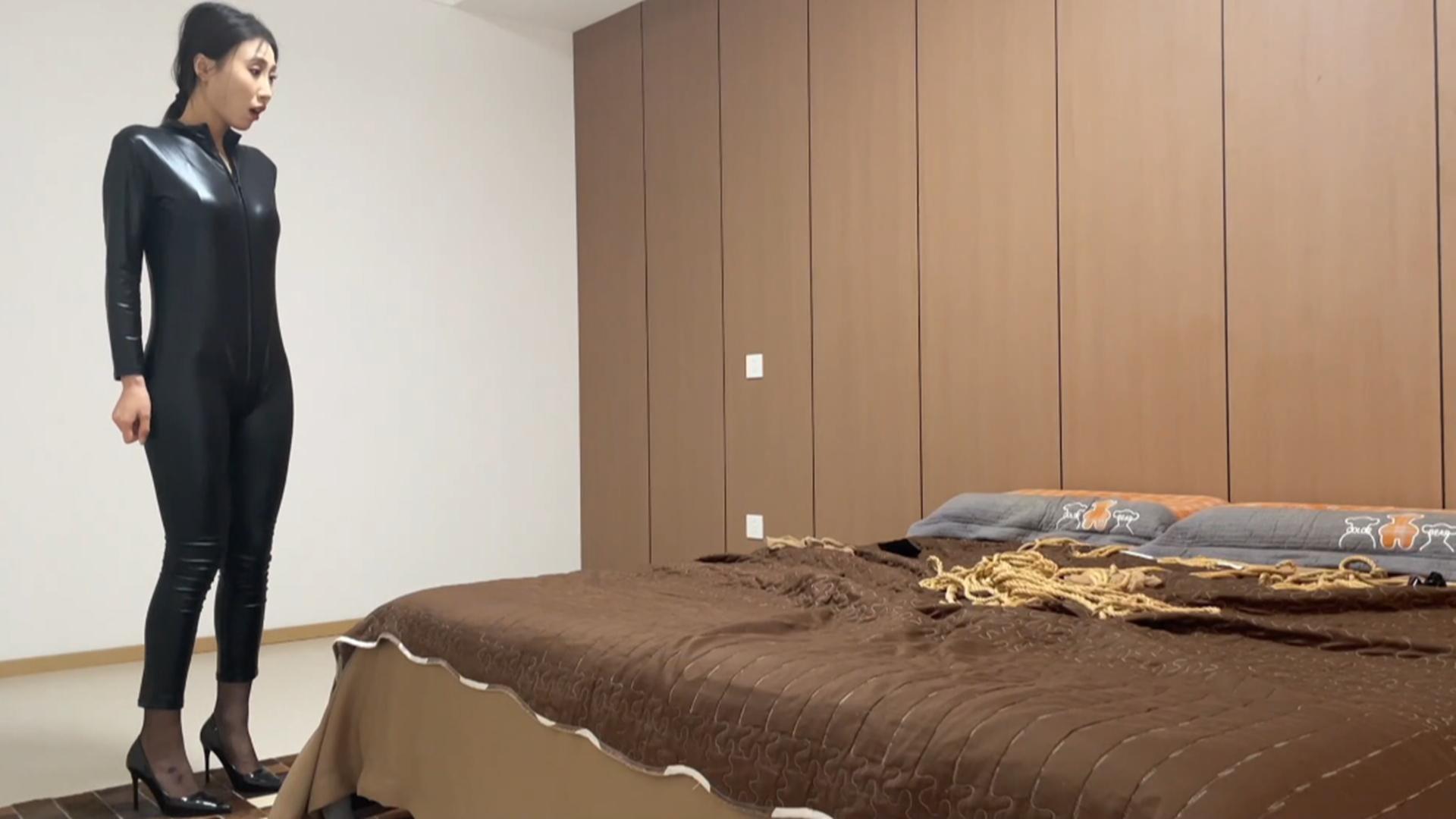 【云雀定拍】《不自量力的女飞贼 下》女飞贼道行太浅惨遭女特工反擒,被K9犬缚遛狗羞辱,最后被超紧驷马调教后彻底沦为女工的奴隶 【云雀定拍】《不自量力的女飞贼 下》女飞贼道行太浅惨遭女特工反擒,被K9犬缚遛狗羞辱,最后被超紧驷马调教后彻底沦为女工的奴隶