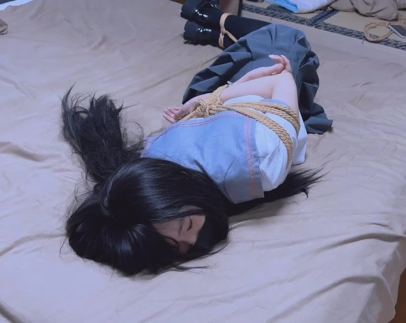 被捆绑的JK女孩 被捆绑的JK女孩