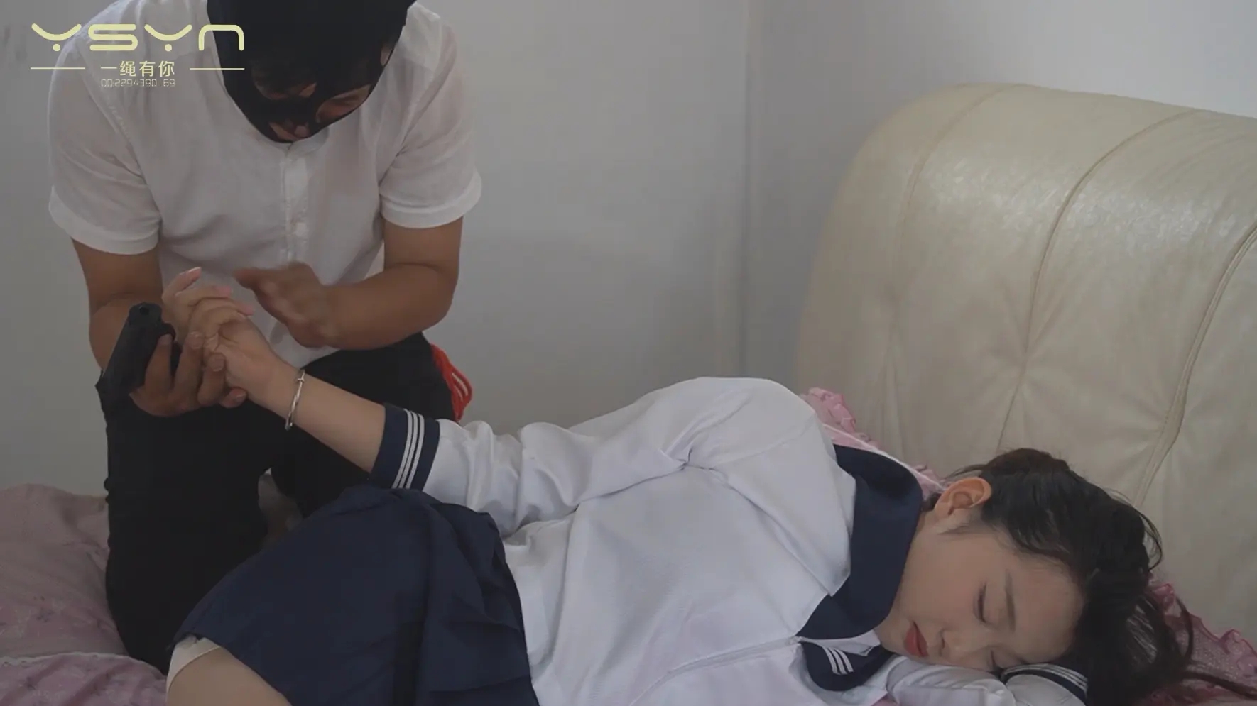 【夜魔惊梦】漂亮的水手服女孩入梦后惨遭蒙面入室各种姿势捆绑挠脚心腋窝 【夜魔惊梦】漂亮的水手服女孩入梦后惨遭蒙面入室各种姿势捆绑挠脚心腋窝