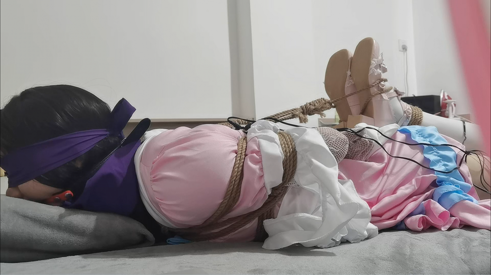 粉红小女仆的极限驷马捆缚