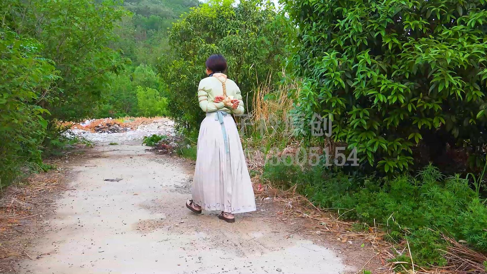 叶子 户外五花 口球 中途借口走开留她一个人在原地 叶子 户外五花 口球 中途借口走开留她一个人在原地