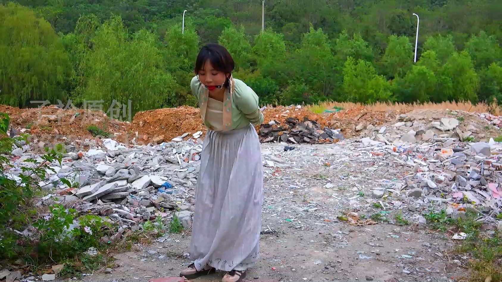 叶子 户外五花 口球 中途借口走开留她一个人在原地 叶子 户外五花 口球 中途借口走开留她一个人在原地