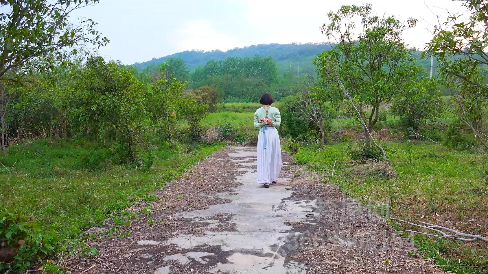 叶子 户外五花 口球 中途借口走开留她一个人在原地 叶子 户外五花 口球 中途借口走开留她一个人在原地