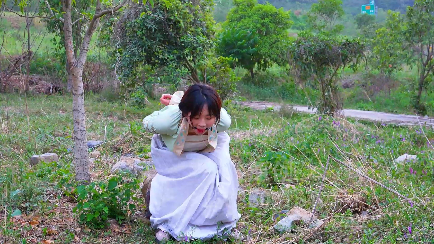 叶子 户外五花 口球 中途借口走开留她一个人在原地 叶子 户外五花 口球 中途借口走开留她一个人在原地
