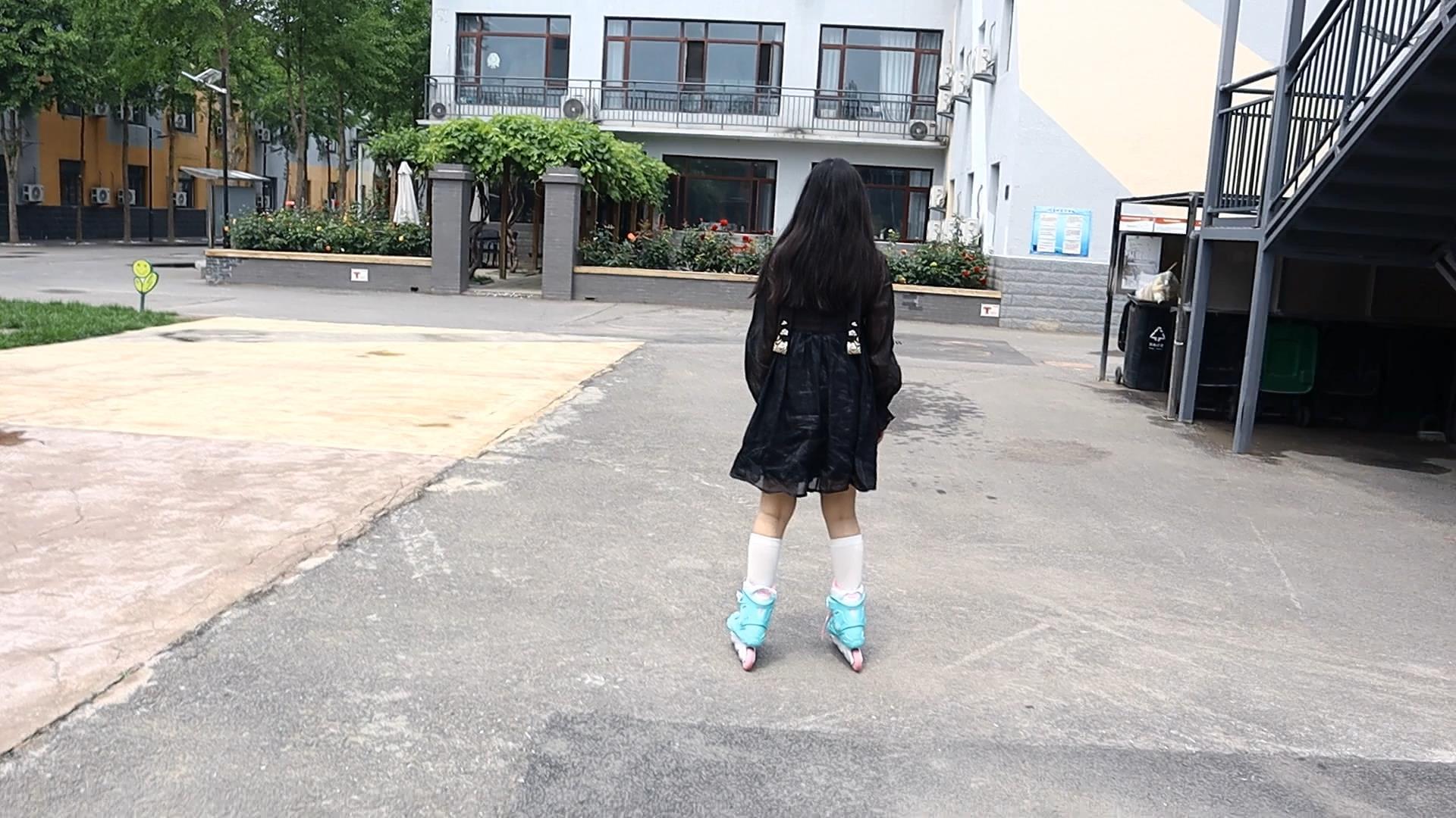轮滑新系列!家教老师可儿轮滑户外玩耍挠白袜脚TK 白袜轮滑鞋为主! 轮滑新系列!家教老师可儿轮滑户外玩耍挠白袜脚TK 白袜轮滑鞋为主!