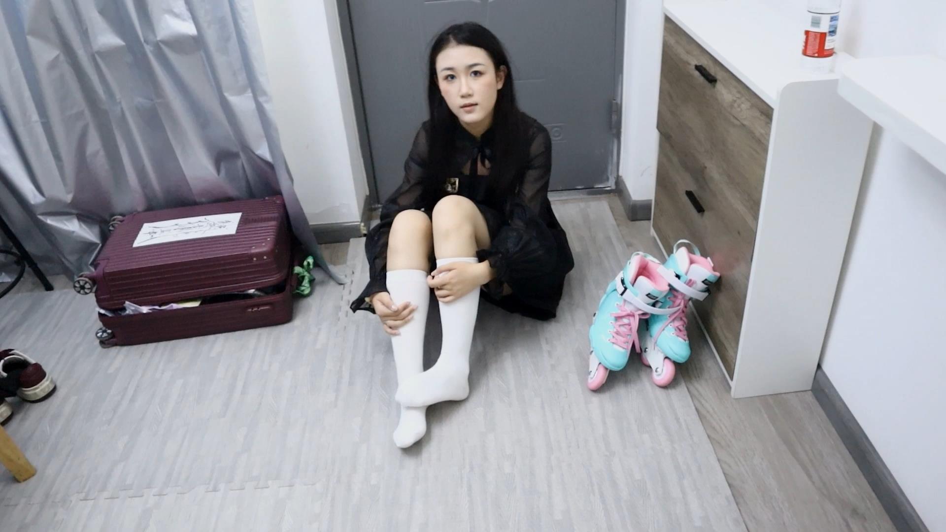 轮滑新系列!家教老师可儿轮滑户外玩耍挠白袜脚TK 白袜轮滑鞋为主! 轮滑新系列!家教老师可儿轮滑户外玩耍挠白袜脚TK 白袜轮滑鞋为主!