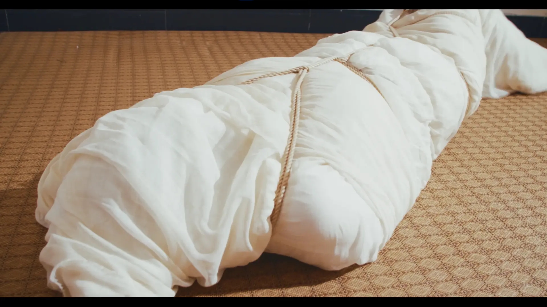 白布和医用砂带包成木乃伊