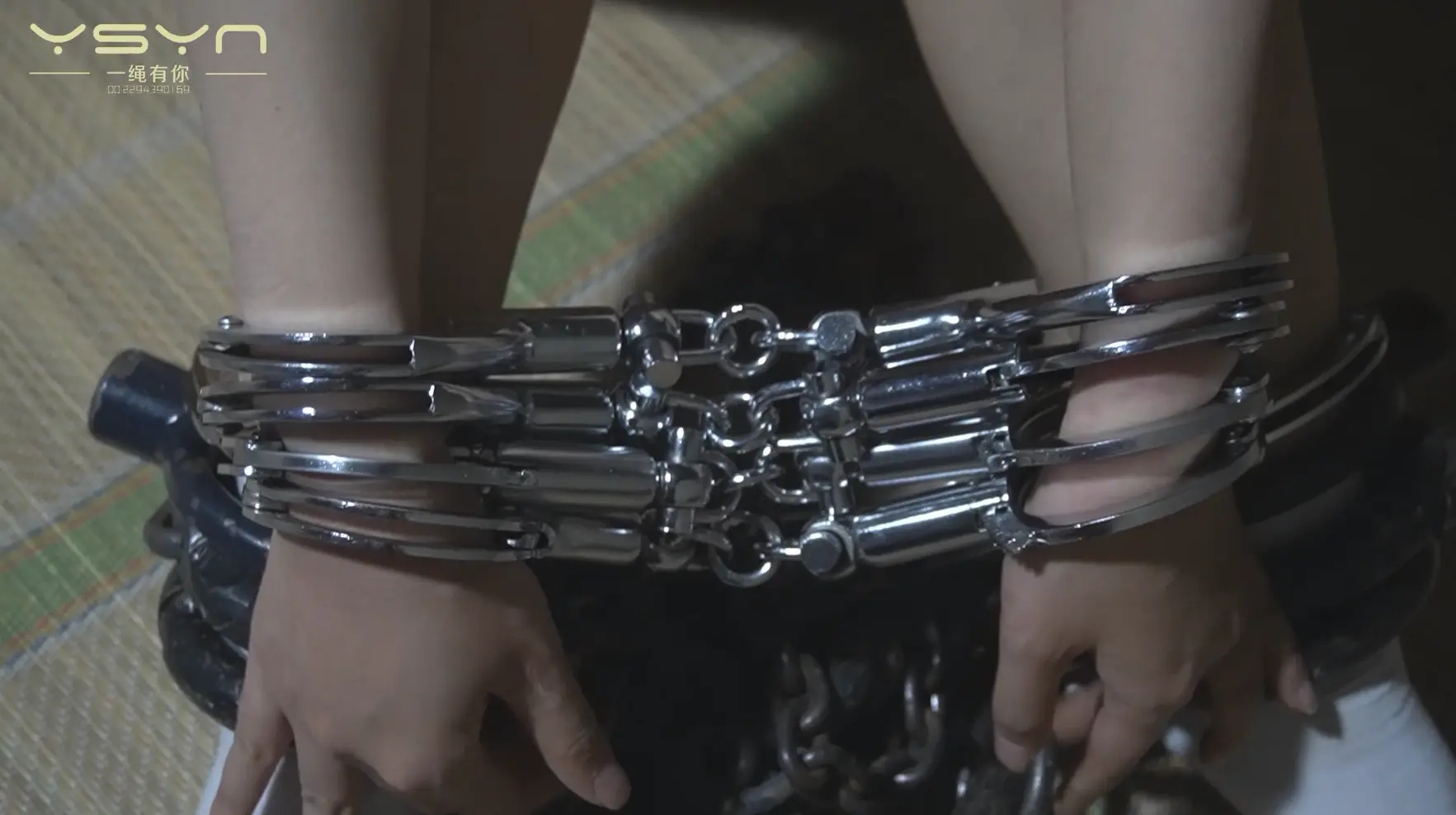 定拍转公映【虚惊一场】上集朱婷婷戴上四副手铐一副制式脚镣两幅重镣(铆钉砸死)一副银色脚拷 定拍转公映【虚惊一场】上集朱婷婷戴上四副手铐一副制式脚镣两幅重镣(铆钉砸死)一副银色脚拷