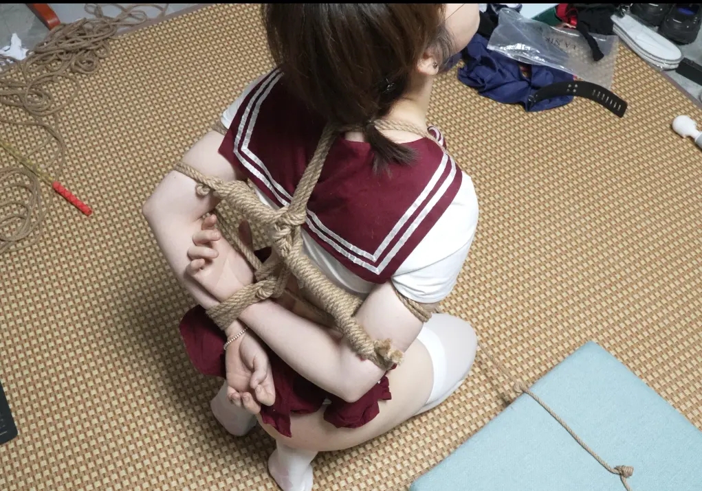 超漂亮“萝莉姐姐”中场喝水与跪地“休息”小剧场~婉儿在拍作品中间休息的时候也是要被绑着的哦,小抖M就是要被这样对待的呢 超漂亮“萝莉姐姐”中场喝水与跪地“休息”小剧场~婉儿在拍作品中间休息的时候也是要被绑着的哦,小抖M就是要被这样对待的呢