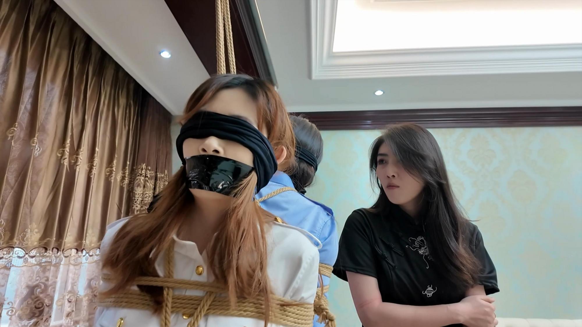 枫叶定拍—《女老板与女保镖》上,雨诺南清诺澜出演,三女连缚,胶带封嘴丝袜套头 枫叶定拍—《女老板与女保镖》上,雨诺南清诺澜出演,三女连缚,胶带封嘴丝袜套头
