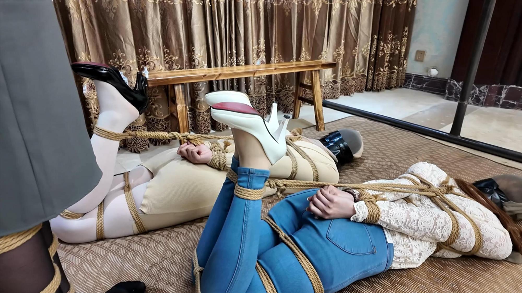 枫叶定拍—《女老板与女保镖》上,雨诺南清诺澜出演,三女连缚,胶带封嘴丝袜套头 枫叶定拍—《女老板与女保镖》上,雨诺南清诺澜出演,三女连缚,胶带封嘴丝袜套头