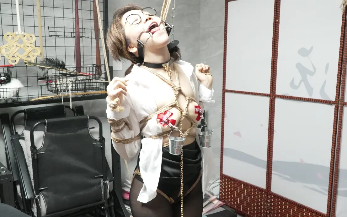 客户定拍系列之超漂亮“萝莉姐姐”小鸡缚+90度弯腰折磨!小鸡缚+水桶乳夹/口枷+高跟鞋/羞耻乳贴+舌头锁住强制90度弯腰,婉儿这次被项圈强制抬头+舌头锁住强制弯腰,必须保持这个姿势的婉儿十分痛苦.. 客户定拍系列之超漂亮“萝莉姐姐”小鸡缚+90度弯腰折磨!小鸡缚+水桶乳夹/口枷+高跟鞋/羞耻乳贴+舌头锁住强制90度弯腰,婉儿这次被项圈强制抬头+舌头锁住强制弯腰,必须保持这个姿势的婉儿十分痛苦..