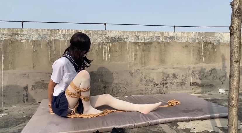 夏日白丝捆绑放置天台暴晒汗水浸透全身 夏日白丝捆绑放置天台暴晒汗水浸透全身