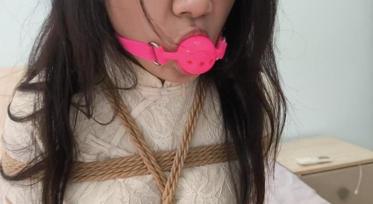 极品身材旗袍+超绝肉丝+日式紧缚+多节并腿缚+放置挣扎+挠脚心+口球流水+原味丝袜堵嘴+足控福利 超紧口球 想吐出来无奈口球太紧只能看着口水流到腿上~ 极品身材旗袍+超绝肉丝+日式紧缚+多节并腿缚+放置挣扎+挠脚心+口球流水+原味丝袜堵嘴+足控福利 超紧口球 想吐出来无奈口球太紧只能看着口水流到腿上~