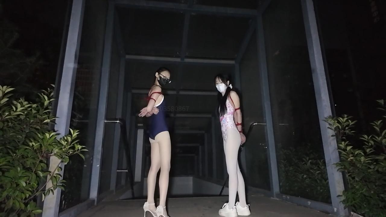 梦婷&霜喵 姐妹双人泳衣捆绑公园夜出,御姐与萝莉,也是梦婷首次外出视频,结束了还要绑着回家 梦婷&霜喵 姐妹双人泳衣捆绑公园夜出,御姐与萝莉,也是梦婷首次外出视频,结束了还要绑着回家