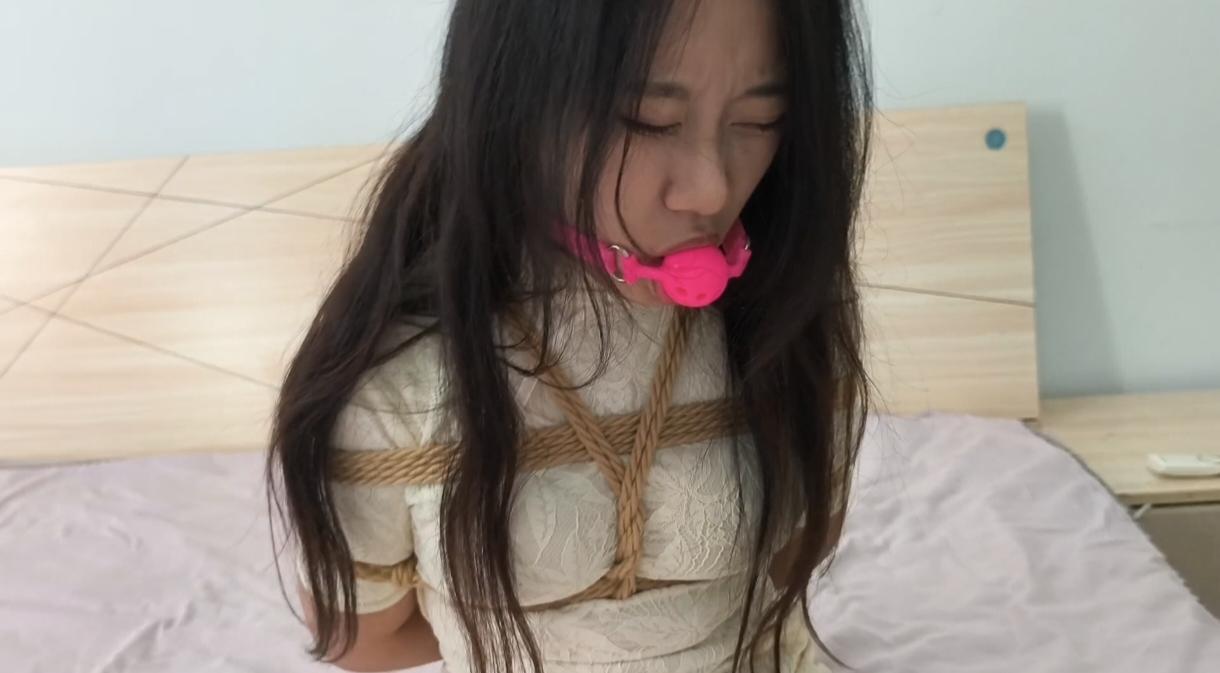 极品身材旗袍+超绝肉丝+日式紧缚+多节并腿缚+放置挣扎+挠脚心+口球流水+原味丝袜堵嘴+足控福利 超紧口球 想吐出来无奈口球太紧只能看着口水流到腿上~ 极品身材旗袍+超绝肉丝+日式紧缚+多节并腿缚+放置挣扎+挠脚心+口球流水+原味丝袜堵嘴+足控福利 超紧口球 想吐出来无奈口球太紧只能看着口水流到腿上~