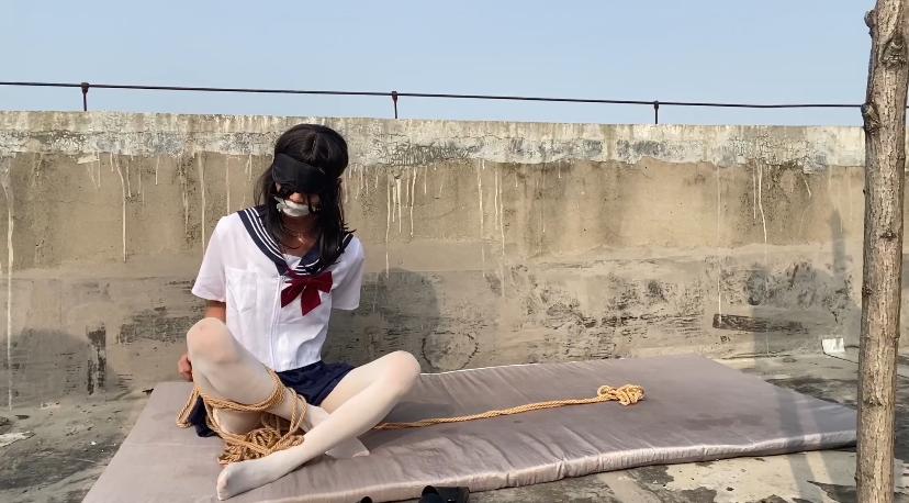 夏日白丝捆绑放置天台暴晒汗水浸透全身 夏日白丝捆绑放置天台暴晒汗水浸透全身