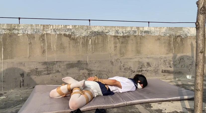 夏日白丝捆绑放置天台暴晒汗水浸透全身 夏日白丝捆绑放置天台暴晒汗水浸透全身