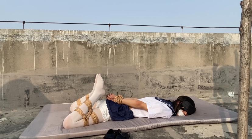 夏日白丝捆绑放置天台暴晒汗水浸透全身 夏日白丝捆绑放置天台暴晒汗水浸透全身