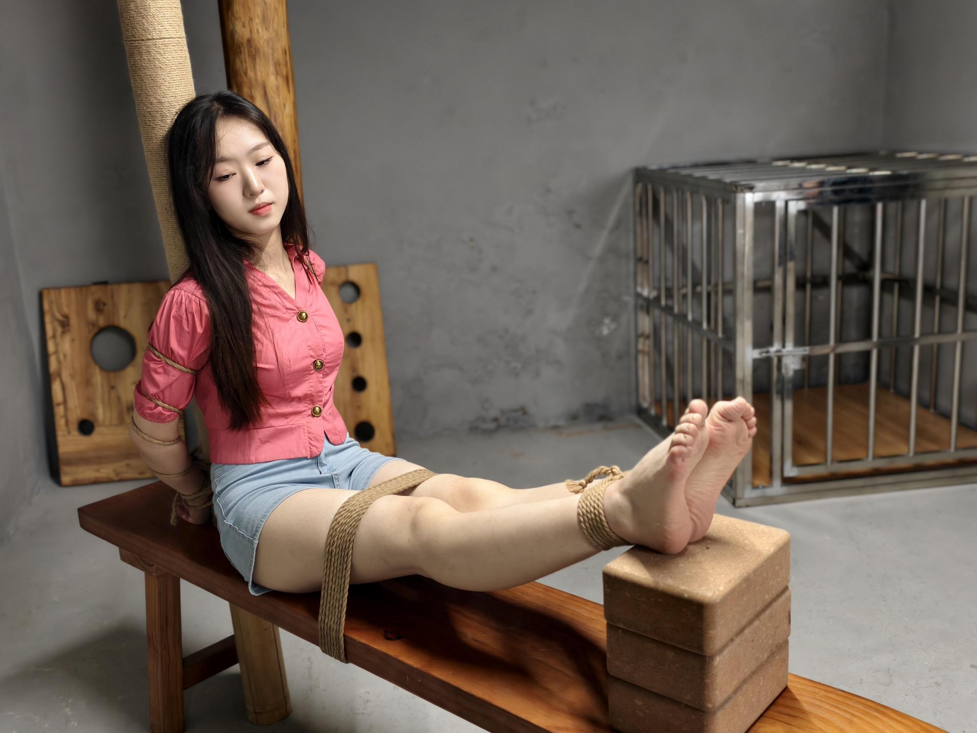 【忘忧社工作室】新模特美女记者林嘉来名叫忘忧社的监狱风格体验馆体验,当女犯的一天,带手铐脚铐,脚镣,以及犯人不听话会遇到的各种刑罚,后高手吊起来,关笼子,上老虎凳等,度过了难忘的一天。 【忘忧社工作室】新模特美女记者林嘉来名叫忘忧社的监狱风格体验馆体验,当女犯的一天,带手铐脚铐,脚镣,以及犯人不听话会遇到的各种刑罚,后高手吊起来,关笼子,上老虎凳等,度过了难忘的一天。
