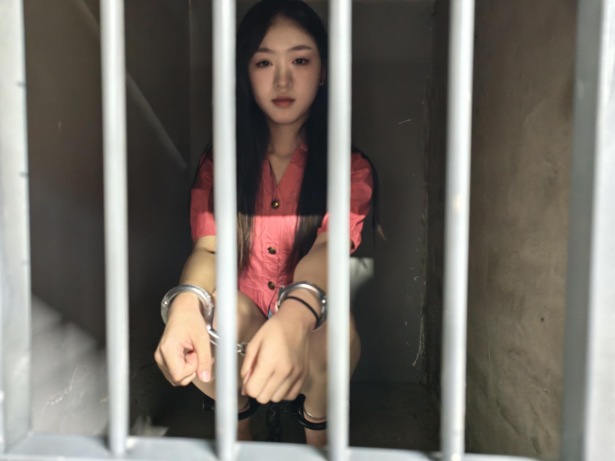 【忘忧社工作室】新模特美女记者林嘉来名叫忘忧社的监狱风格体验馆体验,当女犯的一天,带手铐脚铐,脚镣,以及犯人不听话会遇到的各种刑罚,后高手吊起来,关笼子,上老虎凳等,度过了难忘的一天。 【忘忧社工作室】新模特美女记者林嘉来名叫忘忧社的监狱风格体验馆体验,当女犯的一天,带手铐脚铐,脚镣,以及犯人不听话会遇到的各种刑罚,后高手吊起来,关笼子,上老虎凳等,度过了难忘的一天。