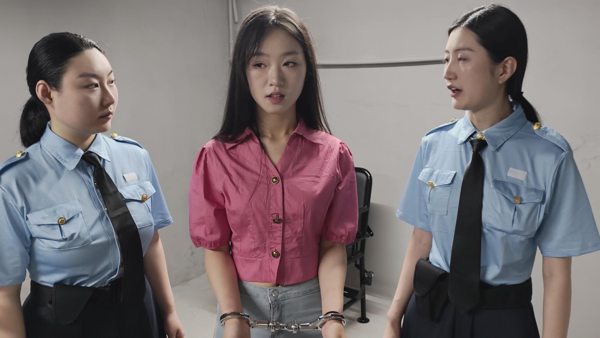 【忘忧社工作室】新模特美女记者林嘉来名叫忘忧社的监狱风格体验馆体验,当女犯的一天,带手铐脚铐,脚镣,以及犯人不听话会遇到的各种刑罚,后高手吊起来,关笼子,上老虎凳等,度过了难忘的一天。 【忘忧社工作室】新模特美女记者林嘉来名叫忘忧社的监狱风格体验馆体验,当女犯的一天,带手铐脚铐,脚镣,以及犯人不听话会遇到的各种刑罚,后高手吊起来,关笼子,上老虎凳等,度过了难忘的一天。