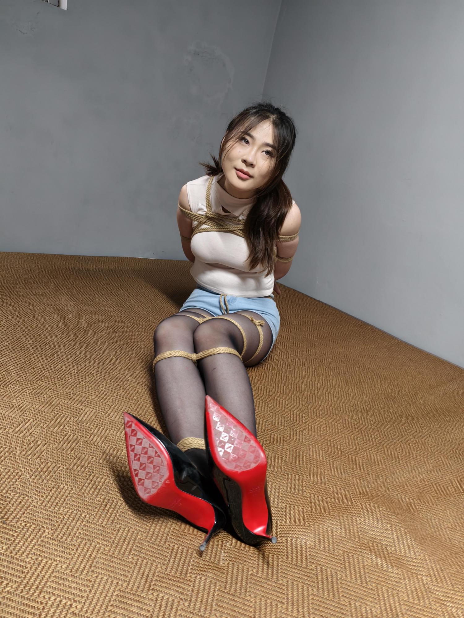 【鑫鑫工作室】依一和姿姿出演,妹妹依一被捆绑,蛇缚,tk,威胁说姐姐会来救她,最后把她关笼子里,结果姐姐来救她结果也被吊腿日式绑起来,各种折磨鞭打。 【鑫鑫工作室】依一和姿姿出演,妹妹依一被捆绑,蛇缚,tk,威胁说姐姐会来救她,最后把她关笼子里,结果姐姐来救她结果也被吊腿日式绑起来,各种折磨鞭打。