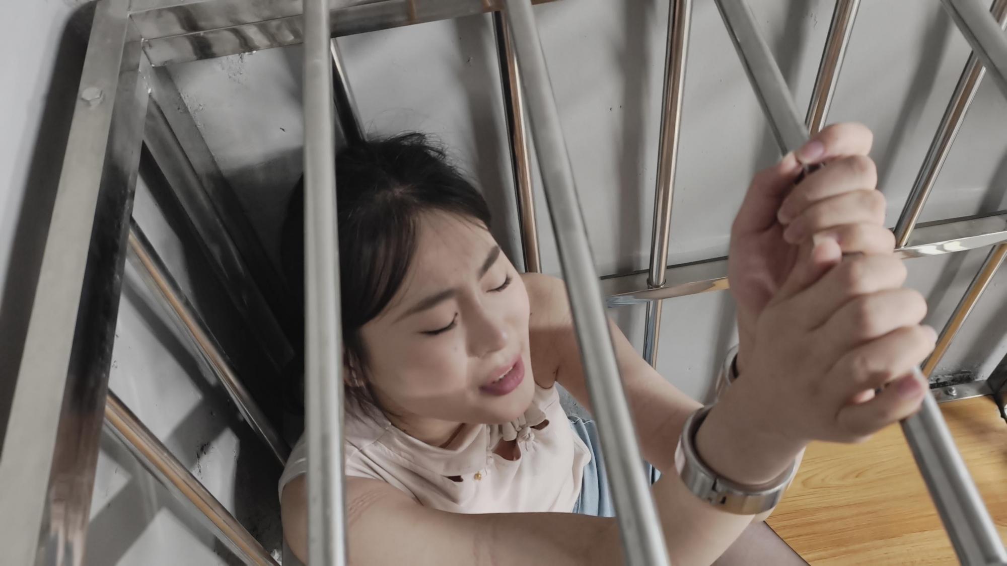 【鑫鑫工作室】依一和姿姿出演,妹妹依一被捆绑,蛇缚,tk,威胁说姐姐会来救她,最后把她关笼子里,结果姐姐来救她结果也被吊腿日式绑起来,各种折磨鞭打。 【鑫鑫工作室】依一和姿姿出演,妹妹依一被捆绑,蛇缚,tk,威胁说姐姐会来救她,最后把她关笼子里,结果姐姐来救她结果也被吊腿日式绑起来,各种折磨鞭打。
