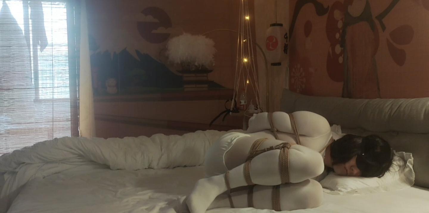 连体白丝后手缚 连体白丝后手缚