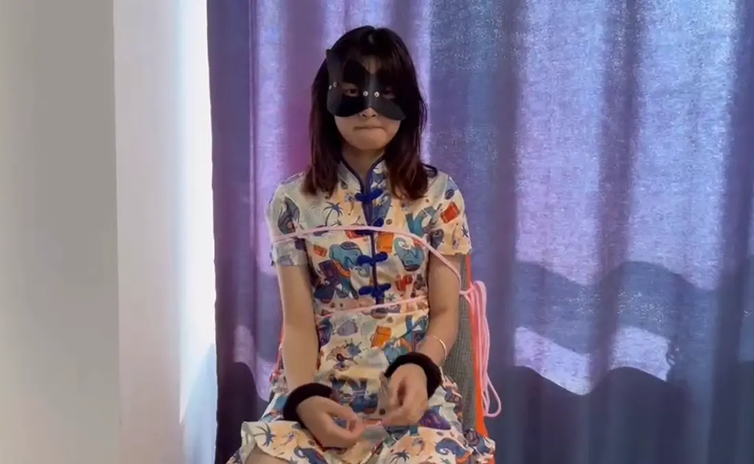 小妖精未经主人同意私自乱跑,被主人抓回来身体手脚被捆绑在椅子上,接受主人训斥滴蜡不敢反抗 小妖精未经主人同意私自乱跑,被主人抓回来身体手脚被捆绑在椅子上,接受主人训斥滴蜡不敢反抗